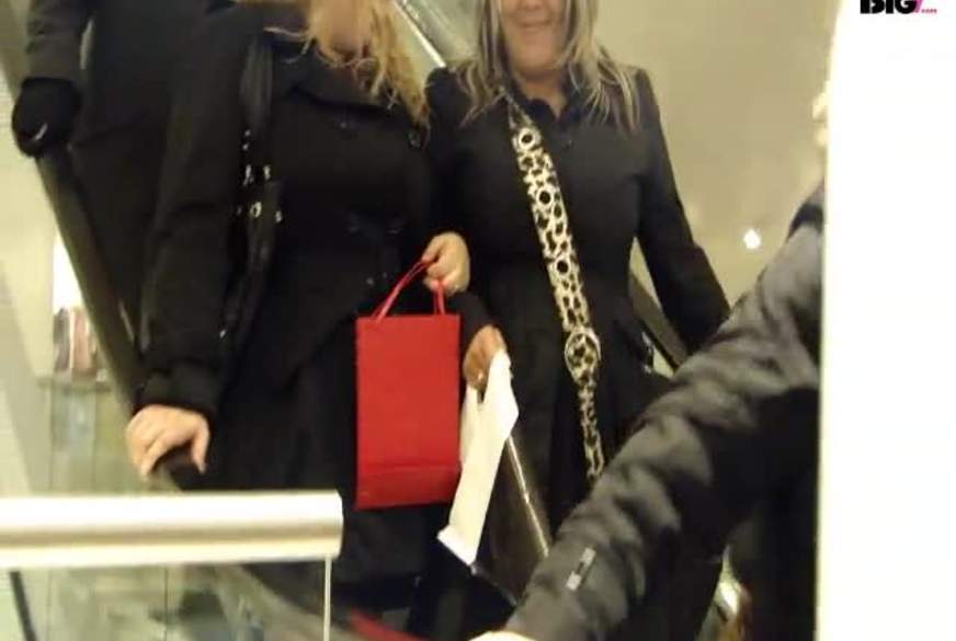 Lesbisch im Berliner Kaufhaus von KimVanDyke