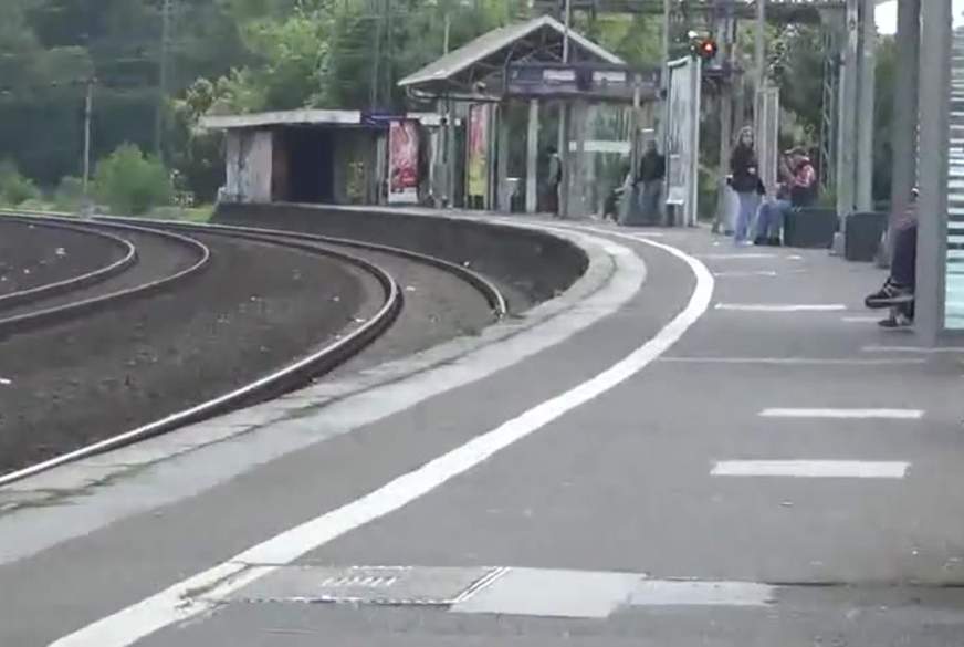 Megakrank!!100%Strassen-Public.. Bahnsteig! von KimVanDyke pic3