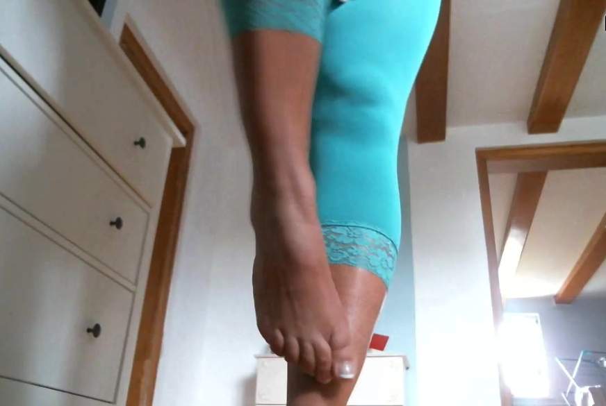 Kleiner Fußgruß und Cameltoe von KimVanDyke