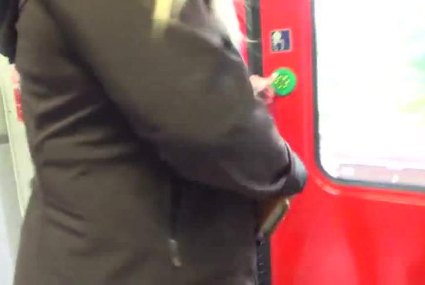 Extrem p*****s - FAHRGAST s*****t in der U-Bahn 2 x ab !!! von KimVanDyke pic4