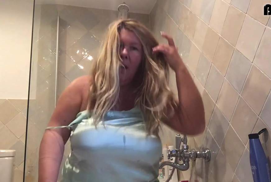 Seidiges Duftsatin klebt an meinem n**sen Busen von KimVanDyke