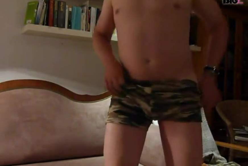 KnutschboyClaus: Hey Süssen, ich strippe für dich..