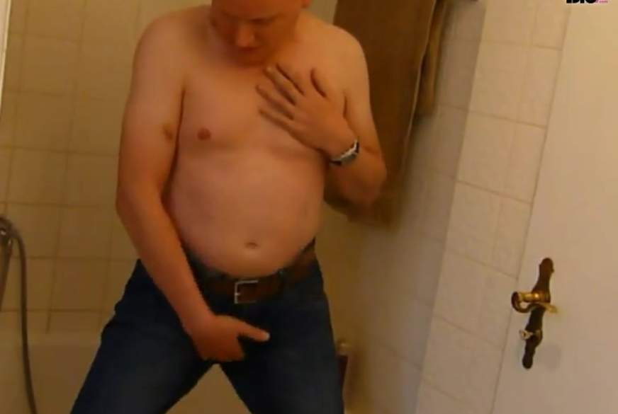 KnutschboyClaus: Striptease und geiles W*****n im Badezimmer