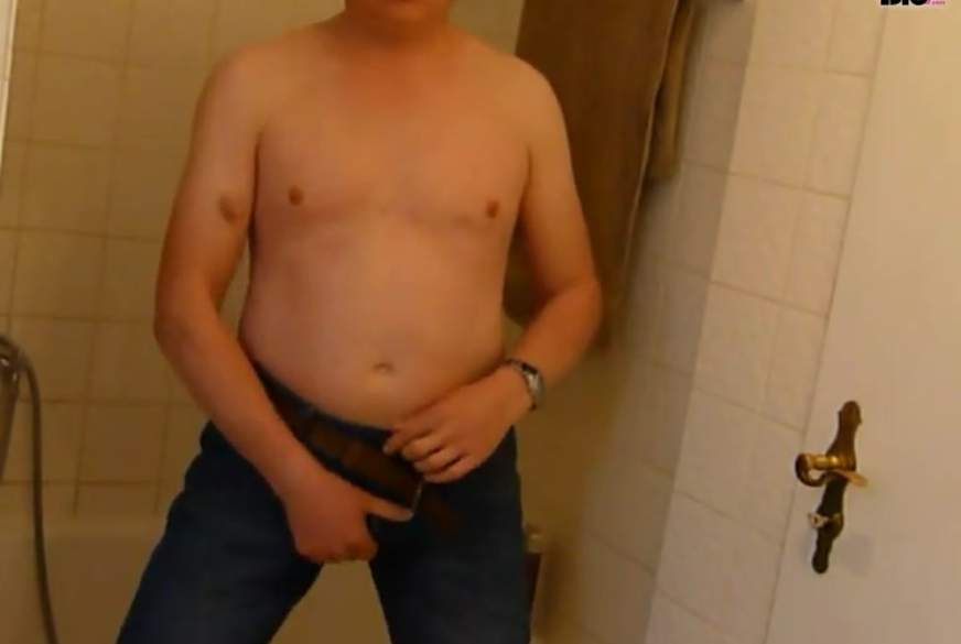 KnutschboyClaus: Striptease und geiles W*****n im Badezimmer