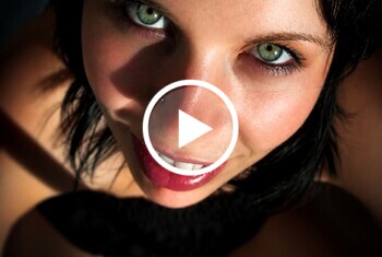 Nach einem intensiven Augenflirt ziehe ich dich direkt in meinen kleinen Dirty-Talk-Moment hinein. Mit frechem Blick, klarer Ansage und immer mehr Lust zeige ich dir meine blanke, rasierte Weiblichkeit ganz nah und ohne Zurückhaltung. Ich spiele mit deiner Fantasie, lade dich ein, mit mir Spaß zu haben, mich anzusehen, dich fallen zu lassen und dir vorzustellen, wie du mich genau so nimmst, wie ich es in diesem Moment will.