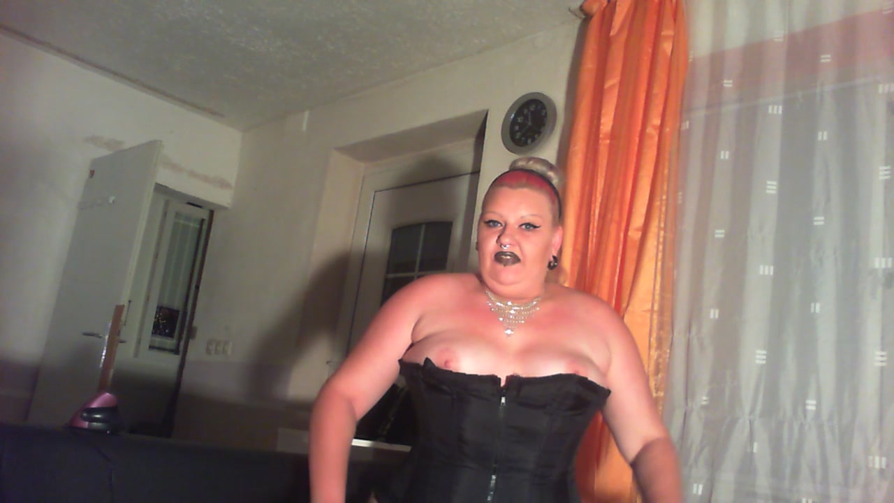 Mal ein kleines besonderes Video, ihr wollt wissen wie es wäre mich zu ficken? Dann auf auf undansehen ;) Da testete ich eine Fickmaschine, doch seht selbst