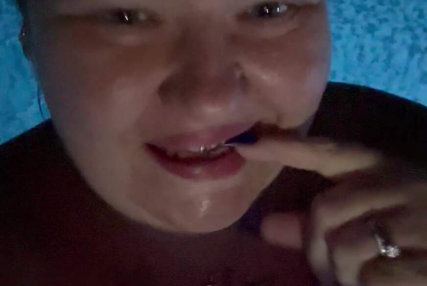 FrauVonNebenan: Heißes Wetter erträgt man nur im Pool