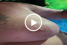 Amateure im Pool Milfs Dicke Schwarzhaarig Frau-Mann Pool Natur Blowjob DirtyTalk Nahaufnahme POV