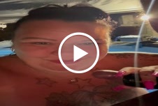 Weiter geht der feucht fröhliche Poolspaß Milfs Dicke Schwarzhaarig Frau-Mann Pool Natur Blowjob DirtyTalk Nahaufnahme POV 
