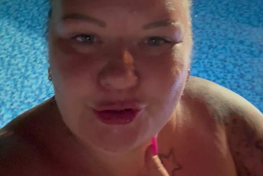 FrauVonNebenan: Weiter geht der f****t fröhliche Poolspaß