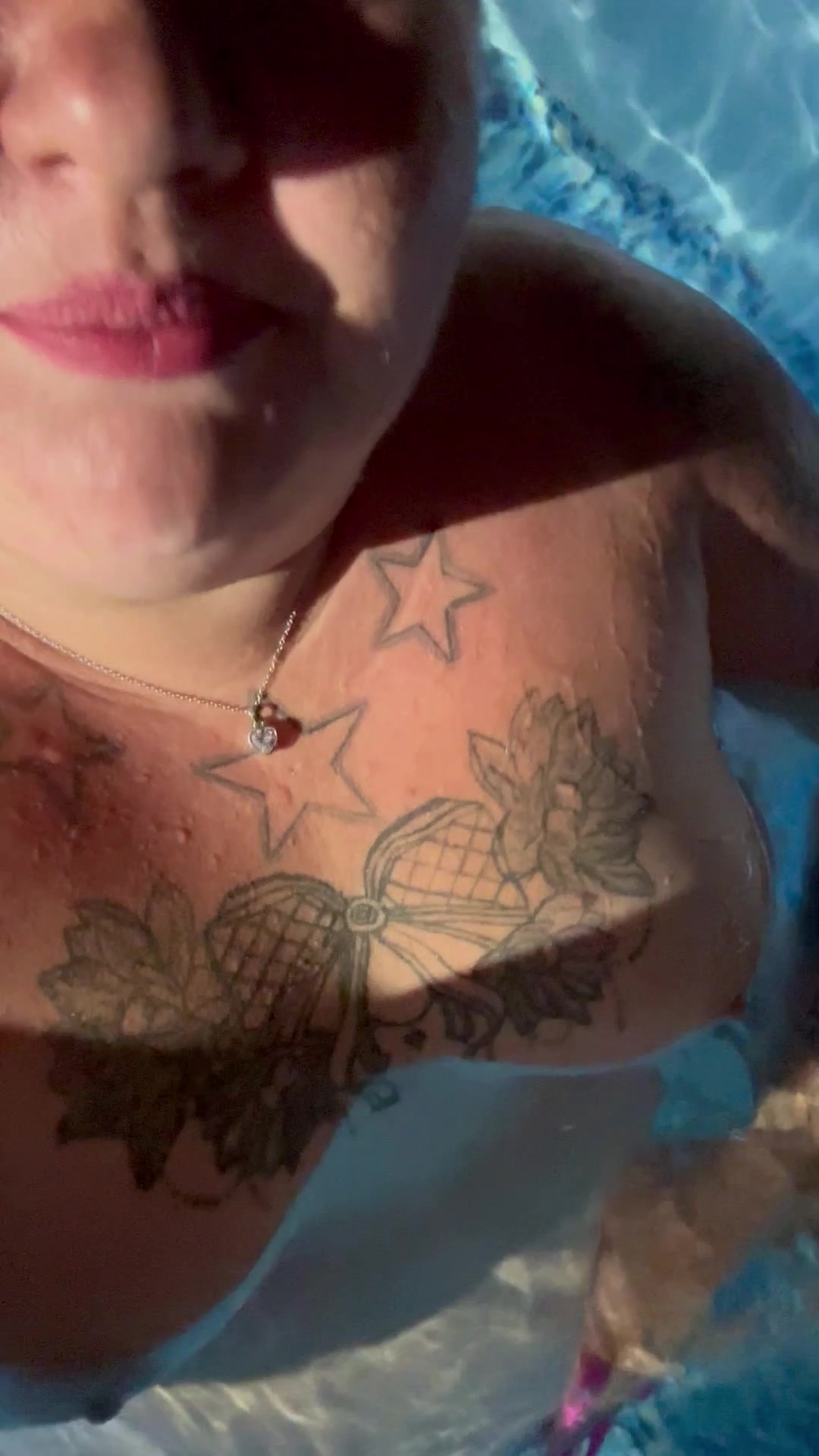 Was gibt es geileres als sich verwöhnen zu lassen , während man im Pool entspannt ? ;)