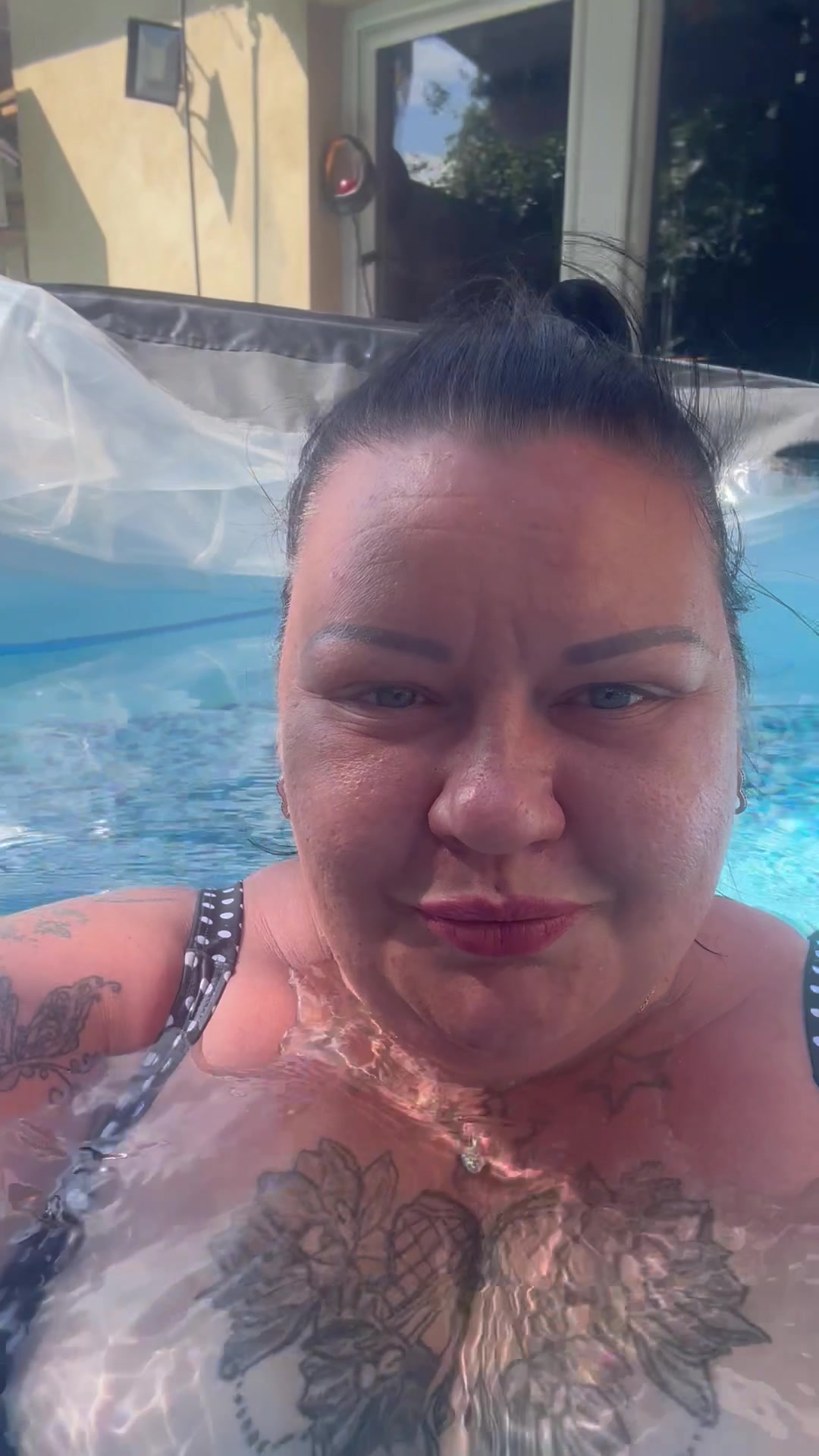 Heute nutzte ich den pool mich abzukühlen, bei den heißen Gesprächen immer ;)