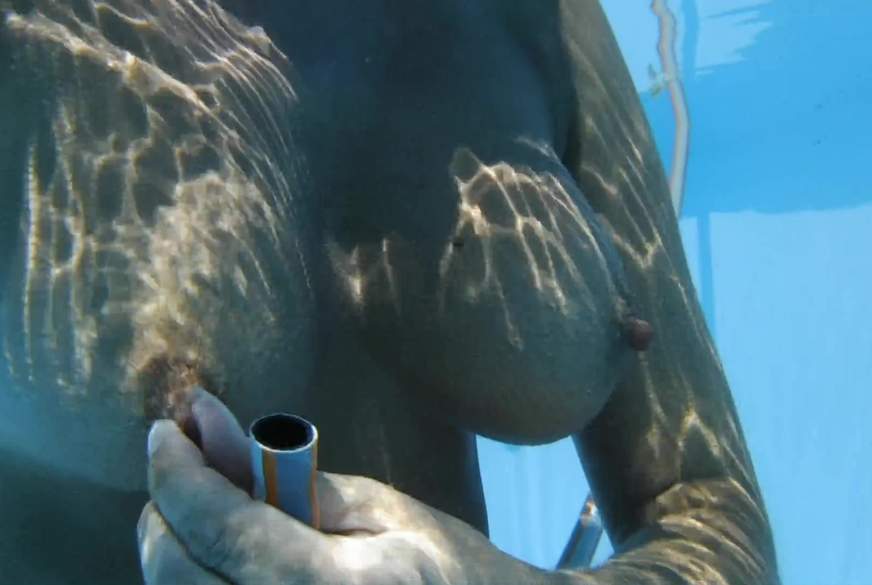 Unterwasser Selfie.H**ter Gartenschlauch-Strahl, flatternde P***y von lyn