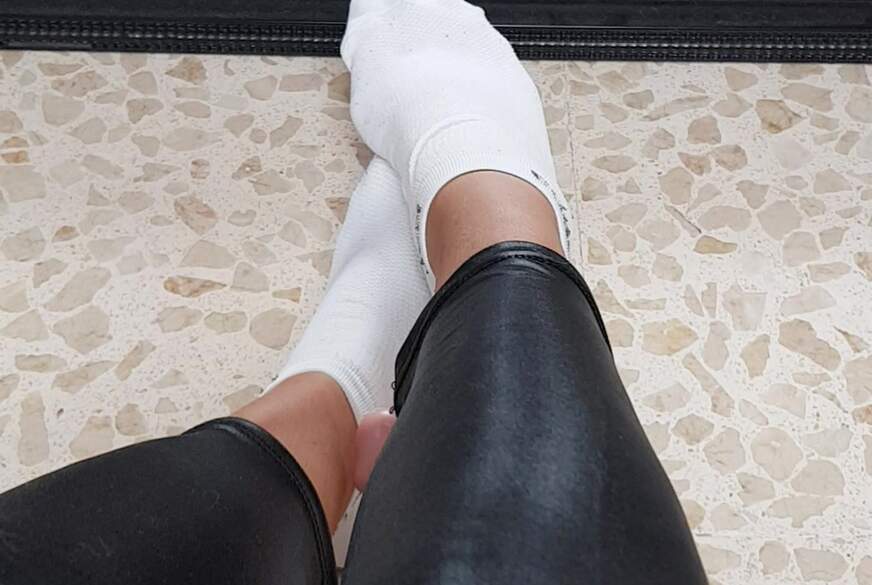 lyn: Footjob mit Sneakersocken
