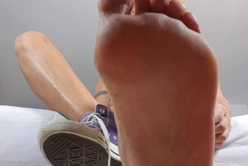 lyn: Userwunsch. Los, leck meine stinke Füße und A*******h