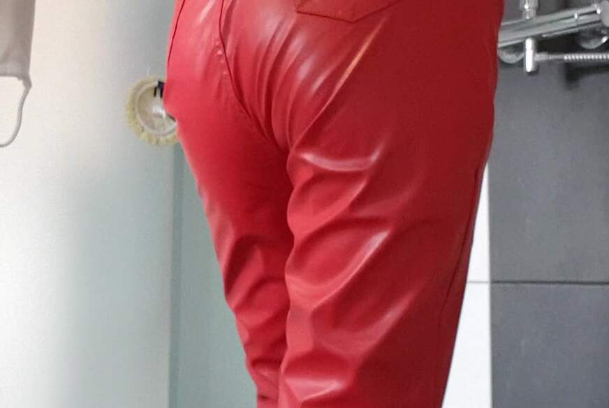 lyn: Für User rote Lederhose eing*****t