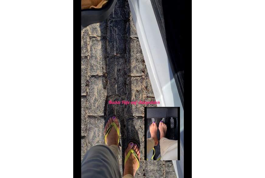 Nackte Füße auf Autopedalen von lyn