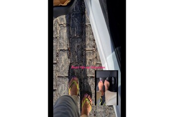 Nackte Füße auf Autopedalen