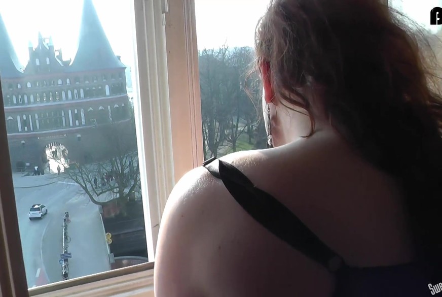 SweetPummelfee: B**wjob an offenem Fenster - AUFREGEND