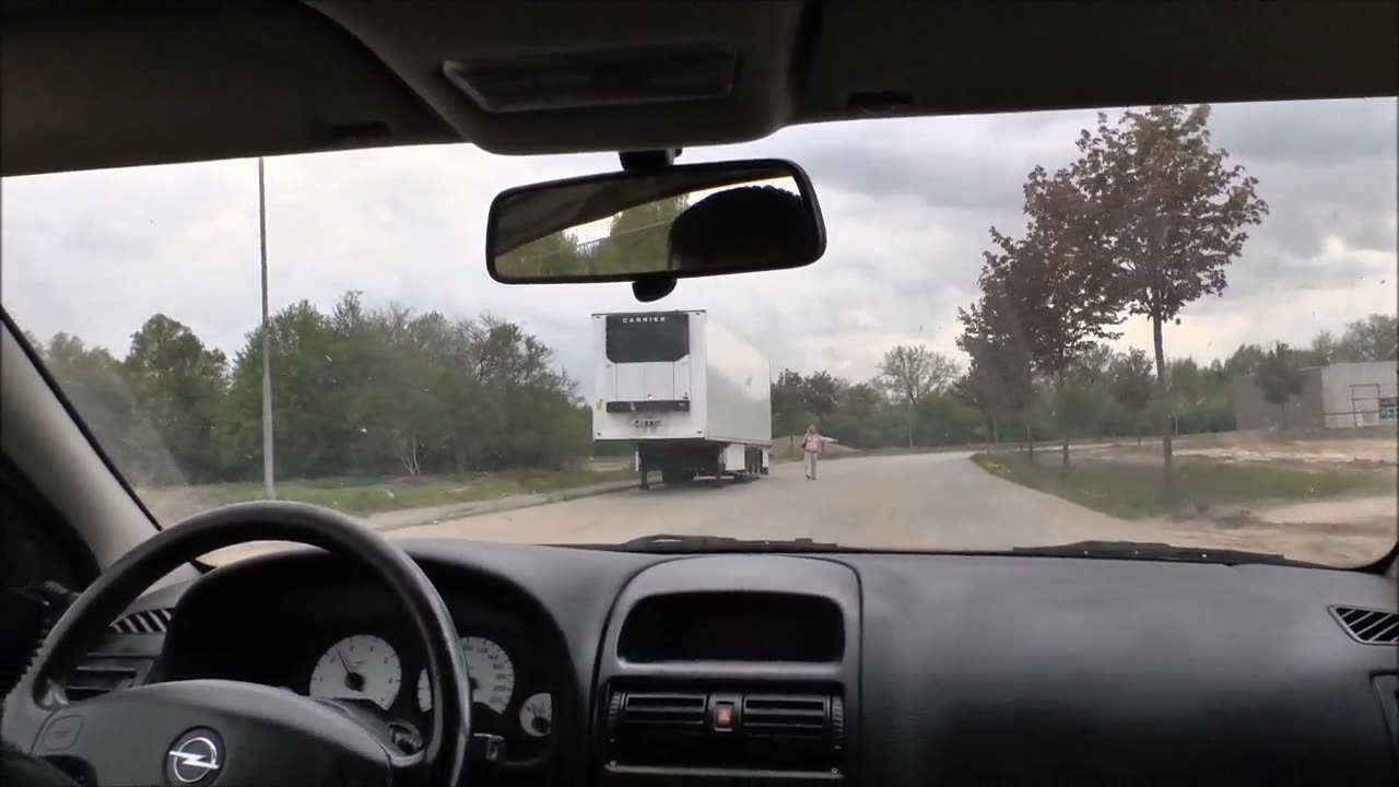 Also wenn das mal nicht krass war !! Ich wollte nach Hause und musste Trampen und son Typ hatte mich eingesammelt ... als ich dann mega dringend pissen musste, hielten wir an einer Baustelle an und ich musste ihm die Fahrt erstmal entlohnen ... MITTEN AUF EINER ÖFFENTLICHEN BAUSTELLE !! Er fickte mich auf dem Bagger einfach durch und als ein LKW Fahrer kam, war das auch völlig egal, wir fickten einfach weiter :D So krass in der Öffentlichkeit habe ich es nch nie getriben, aber es war tierisch geil !! :D