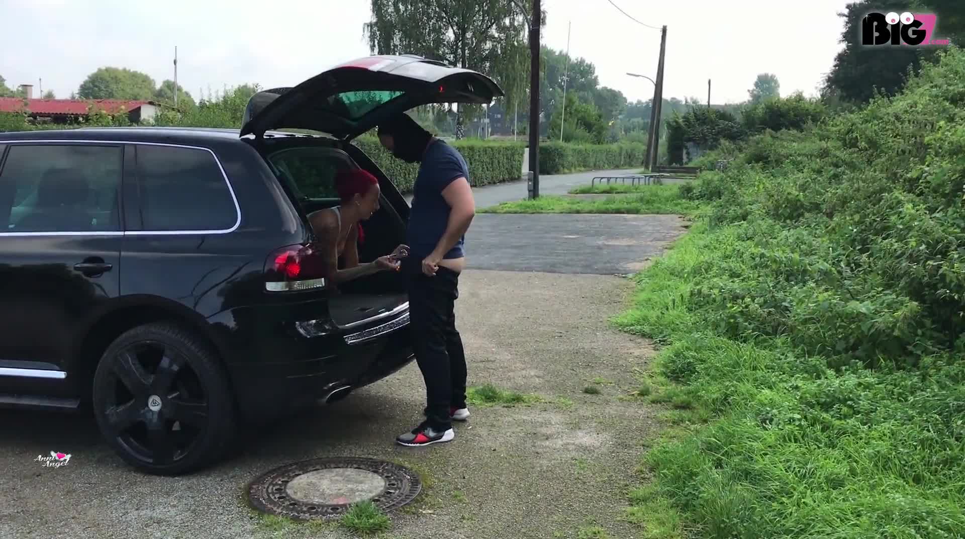 Eigentlich hatten wir den geilen Plan, in der Kleingarten Kolonie etwas geiles zu drehen, als dieser Plan sehr schnell von einem Polizei rufenden Mitmenschen unterbrochen wurde... da wir keine große Lust auf die Suche nach einem sicheren Ort hatten, verzogen wir uns ganz diskret *zwinker* einfach mitten an die Hauptstraße und spielten dort unser kleines geiles Spielchen weiter... es fuhren natürlich jede Menge Autos vorbei und anscheinend riefen zwei Damen erneut die Polizei... grade als mein geiler Drehpartner mir seine riesen Portion Sahne auf meine prallen Brüste wichste, konnten wir noch im letzten Moment wieder etwas anziehen, bis die netten Mitarbeiter der Dortmunder Polizei mit mahnendem Finger neben uns standen... also wenn das mal nicht ein geiles Treffen war