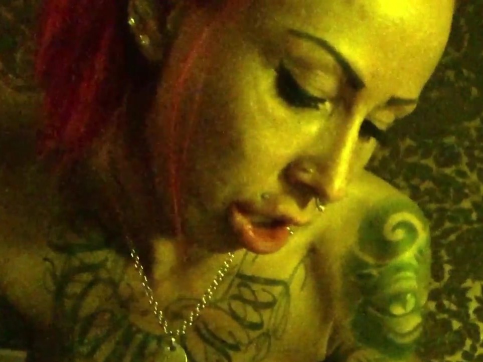 Nennt man das so, wenn man heimlich den Kerl der Schwester leer bläst? :D Naja, dreist war vielleicht, das sie sich direkt im Nebenraum befand aber mitgekriegt hat sie es nicht, hoffe ich - danach wollte er mit Sicherheit nicht mehr vögeln ... Tja, das kommt dabei raus, wenn man nie die Beine breit macht ;)