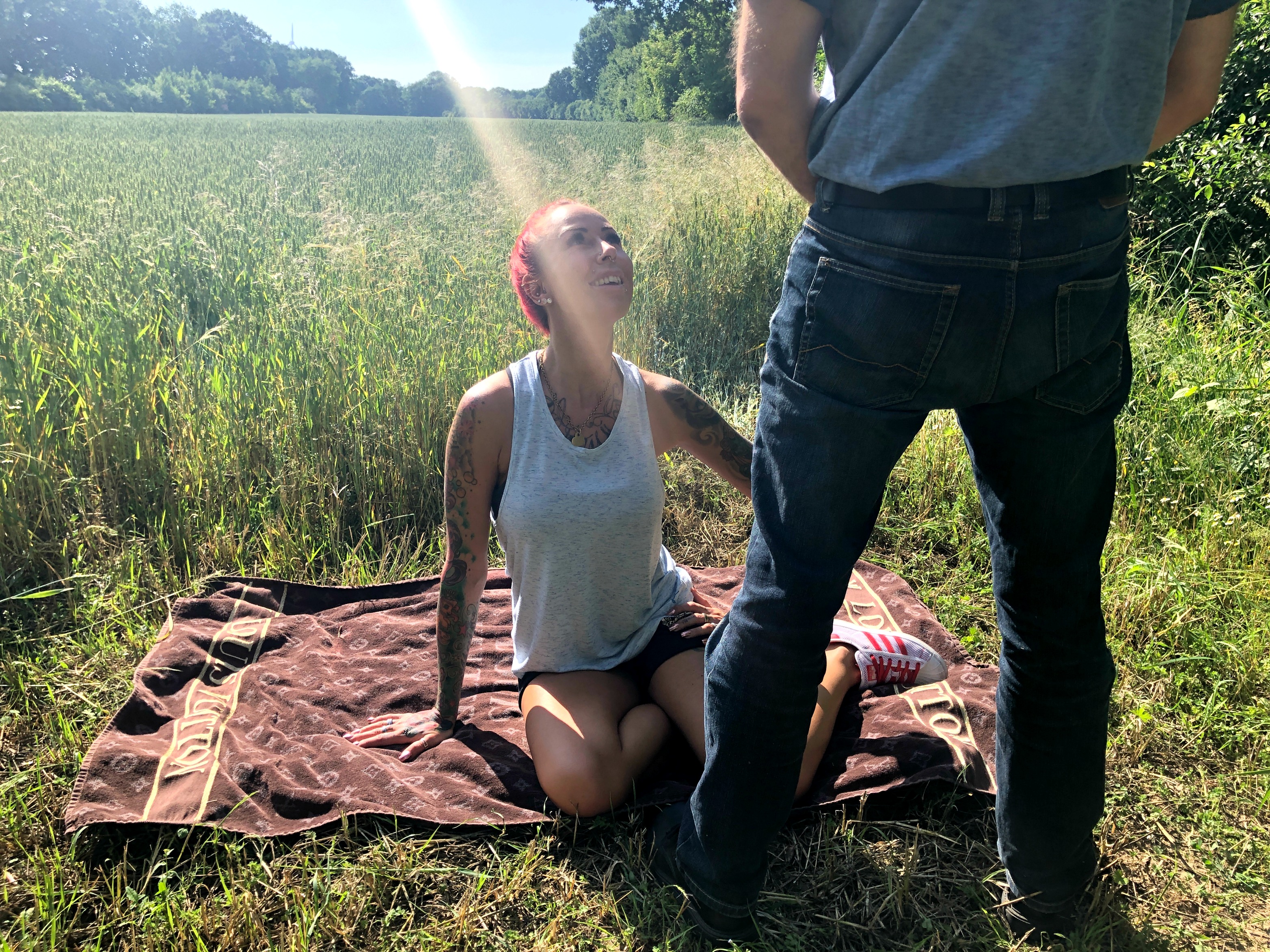 Fast erwischt ! Versaut geiler Outdoor ohne Gummi Fick ! Ich wollte eigentlich nur eine Runde Sonnen gehen mit meinem Kollegen Micha. Irgendwie fand er die Idee aber nach einer Zeit total langweilig und fand es spannender, mich von seinem Schwanz zu überzeugen - nun gut, eigentlich war der Feldweg recht abgelegen ... dachten wir zumindest - ständig Geräusche von hier, von da - eine Fußgängerin kam natürlich auch noch vorbei und wir mitten drin statt nur dabei *g* völlig aufgegeilt vögelte er mich trotzdem heftig ... als ich seinen Schwanz hart abritt, kam dann tatsächlich noch jemand an dem Feld vorbei und wir mussten kurz Pause machen - da war Micha dann doch etwas abgelenkt und ich bekam seinen Saft nur durch Umwege *haha* :D Trotzdem geile Nummer, ich liebe es einfach Outdoor :)