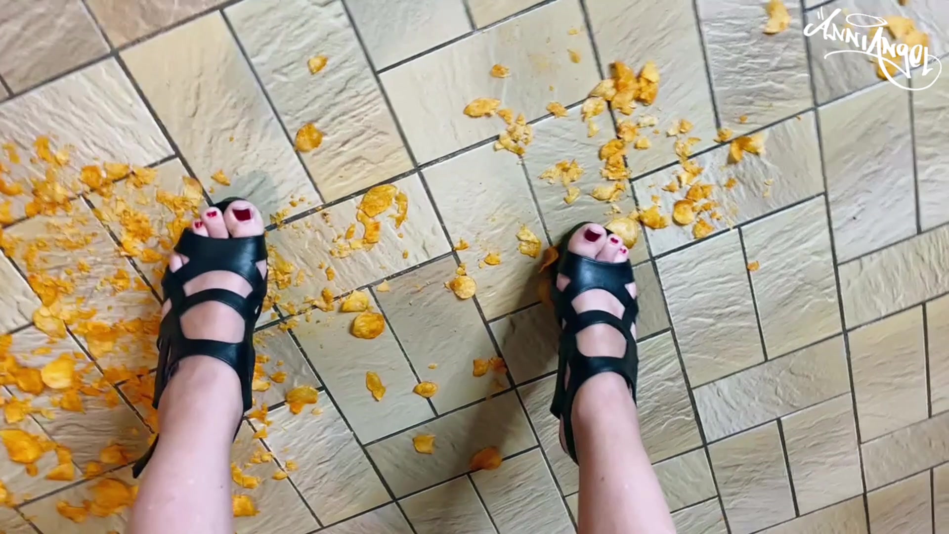 Du hast es dir gewünscht, ich habe es dir gemacht *g* 
Eine Packung Chips auf dem Boden verteilt und ein nacktes heißes Girl in sexy High Heels soll es mal ein wenig crunshen lassen ... das Geräusch der knackenden Chips gefällt dir und du willst es auch noch einmal im Wechsel mit meinen geliebten Sneakern sehen ... also trampel ich völlig nackt nur mit Turnschuhen auf den Chips für dich herum und kippe nochmal eine Ladung nach ... da du nicht nur eine Ansicht sehen möchtest, hab ich mich in vielen verschiedenen Posen für dich gefilmt ... ich hoffe, es gefällt dir :)