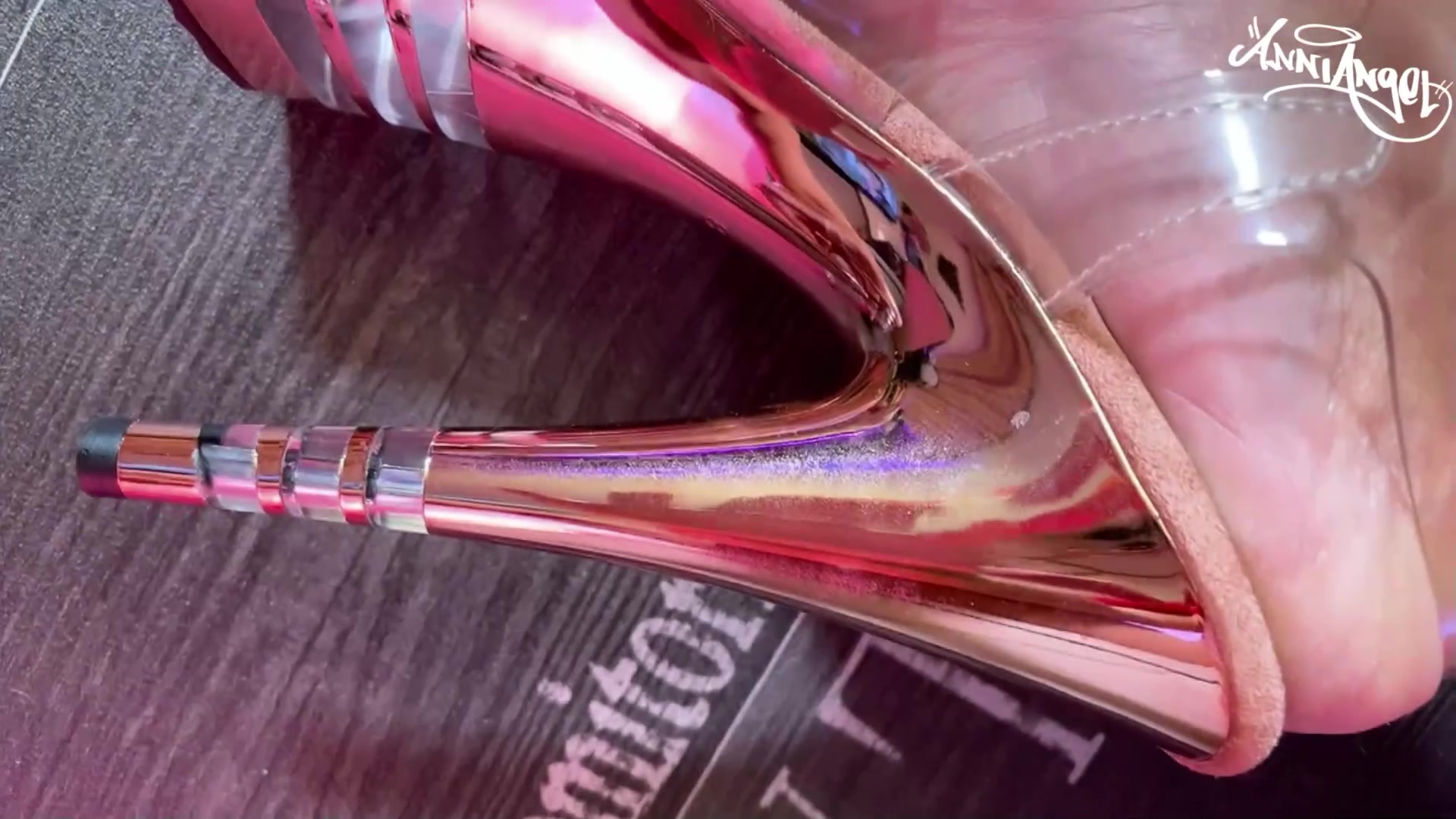 Mein kleiner notgeiler Wichser möchte endlich wieder auf meine hübschen Füße wichsen ... natürlich trage ich da doch deine Lieblings-Heels und bin einfach direkt nackt ... ich ziehe sie langsam vor dir an und zeige dir meinen sexy Körper aus allen Richtungen ... weil ich weiß, wie sehr du auf Nahaufnahmen stehst, bekommst du die hier in geballter Power *G* ... ich zeige dir meine geilen Füße, Zehen, Fußnägel, Absätze ... alles ganz genau ... langsam und geil ... damit du wirklich alles meiner geilen Heel-Füße sehen kannst ... ich hoffe, ich konnte meinem kleinen Fuß-Wichser behilflich sein *zwinker*