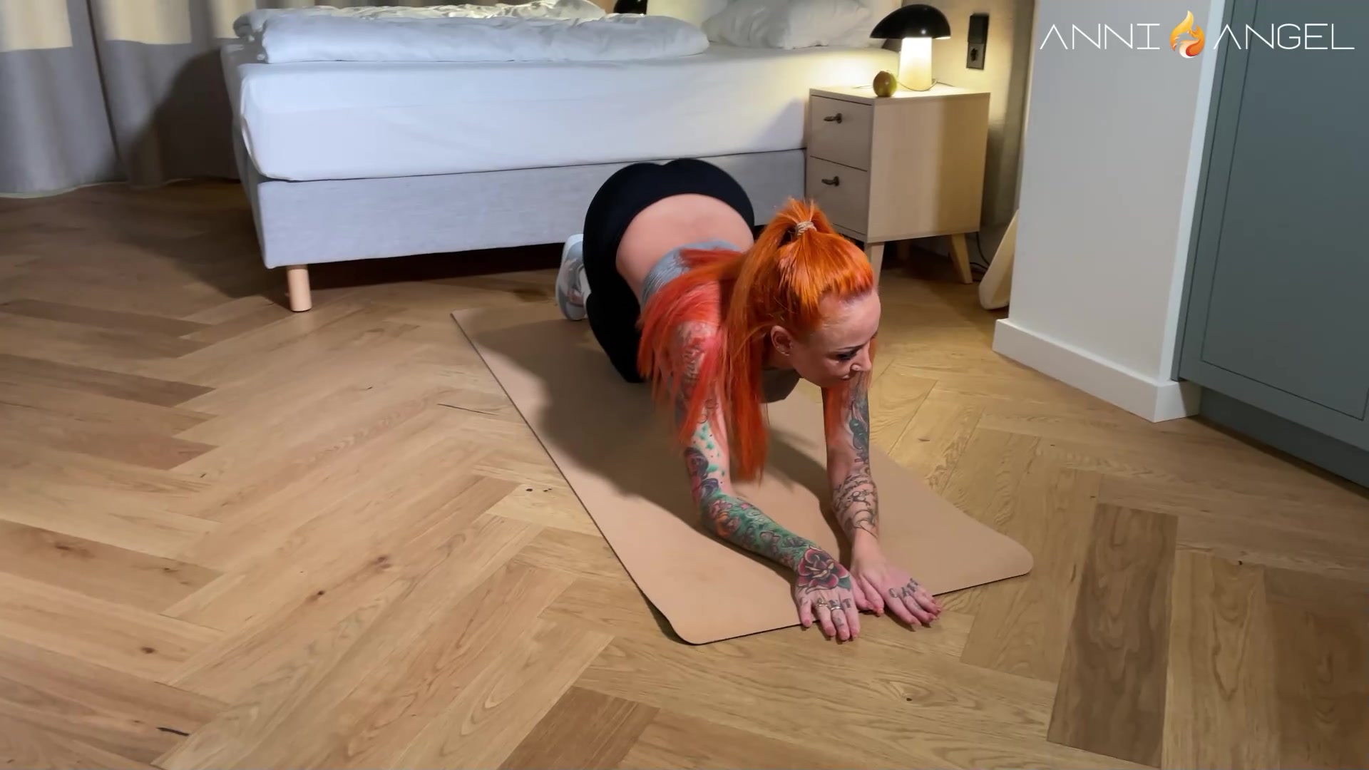 Nach der Sporteinheit im Studio hatte mein Kollege noch eine kleine Joga-Entspannungs-Einheit im Zimmer geplant ... in der engsten Leggings die ich finden konnte, turnte ich ein wenig vor ihm herum und zeigte ihm meine \