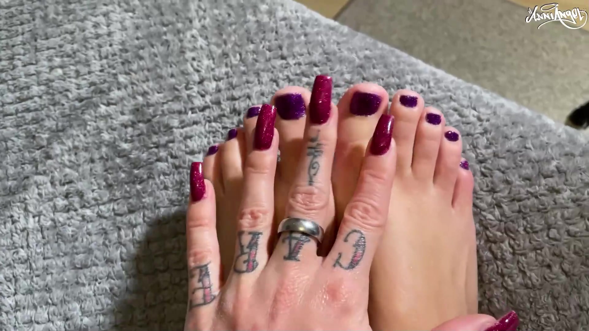 Meine sexy Füße in Nylons und geilen Schnür-Heels würden dir gefallen? Dann komm her und pack sie aus ... meine Nägel sind im passenden Ton zu meinen Händen lackiert und ich bin mir sicher, deine Sahne ist das non plus ultra bei diesem Look :D