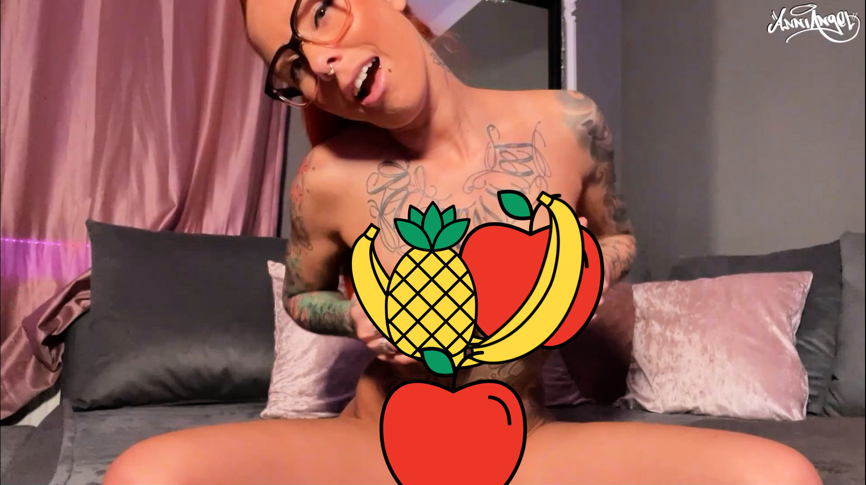 Du willst wissen, wie ich deinen prallen Schwanz geil abwichsen würde? Natürlich zeig ich dir alles ganz genau und möchte, das du es auch so ausführst ... da ein guter Fick aus zweierlei Dingen besteht - nämlich einer gut gefickten Pussy und einem geil gefickten Schwanz, fick ich meine kleine Fotze natürlich ebenfalls geil für dich und hoffe, das du nicht vor dem von dir gewünschten Countdown abwichst ;D Oder ... nochmal? :D