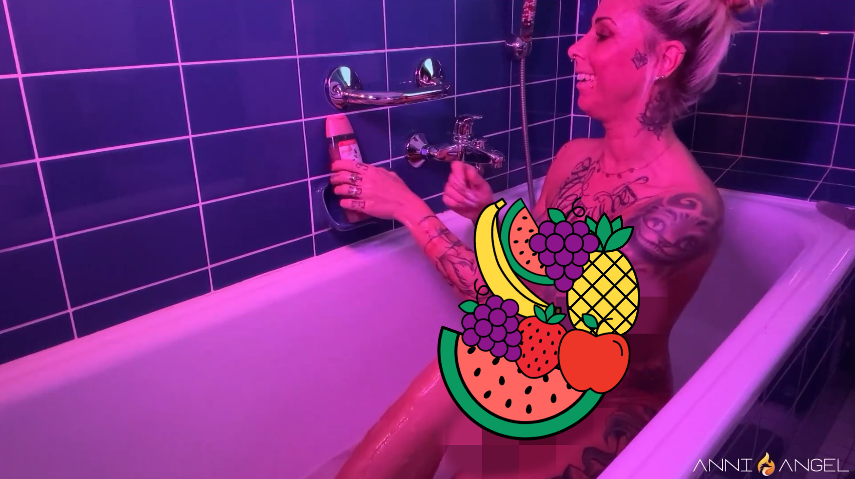 Lass uns geil zusammen in der Wanne rumsauen ... wir seifen uns ein, spielen aneinander herum und wixxen geil zusammen :)