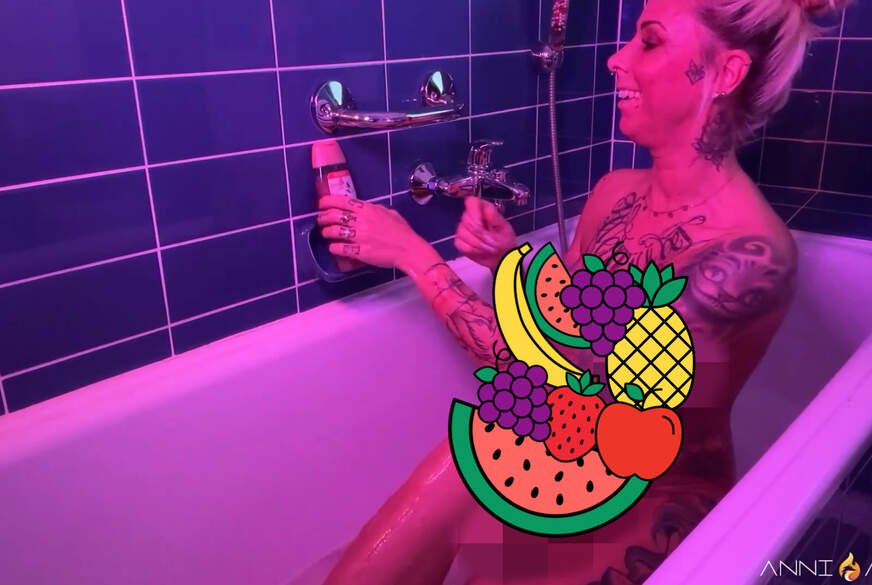 Anni-Angel: F*****e F***e, f*****e Titten ... geil in der Wanne g*****t!!