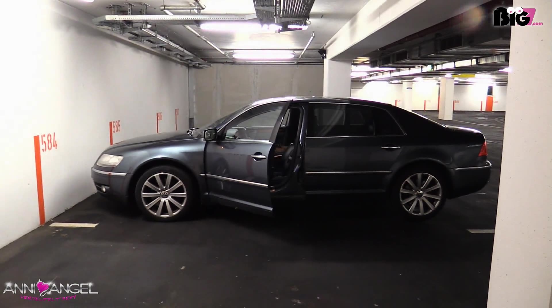 Nach der Arbeit verabreden wir uns immer öfter in einem öffentlichen Parkhaus. Er kommt dann von der Baustelle und erzählt seiner Frau, er müsse länger arbeiten ... Tja, wenn die allerdings wüsste, das wir uns jedes mal zum ficken treffen, wäre sie sicher ziemlich sauer ! Wir werden fast jedes mal dort erwischt, wenn wir es da treiben aber das macht uns einfach nur noch geiler, weil seine Frau so langweilig im Bett ist ... Dafür kriegt er meine nasse Möse um sich mal so richtig auszutoben und dann entspannt nach Hause zu gehen :)