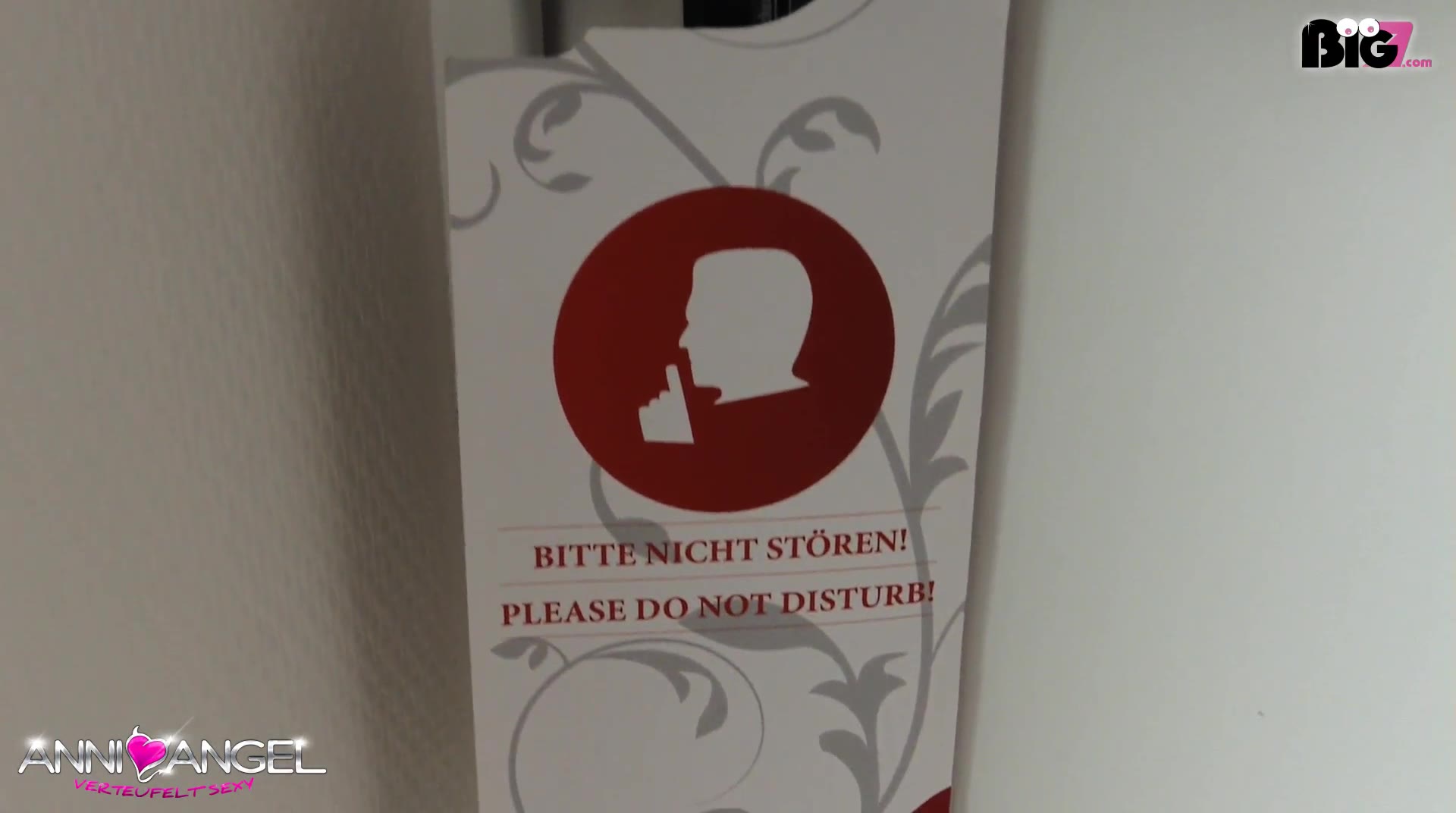 Mmmhh normalerweise bin ich ja eher für Verkehrsförderung aber diesmal habe ich wohl eher das Gegenteil erreicht, als ich mich mit nackten Titten und blanker Pussy an die große Glas Fassade des Hotels setzte. Die Autofahrer die an der roten Ampel standen und zufällig nach oben schauten waren auf jeden Fall recht erfreut über diesen Anblick :) Und damit mich in dem Treppenhaus keiner stört, haben wir natürlich vorgesorgt und ein \