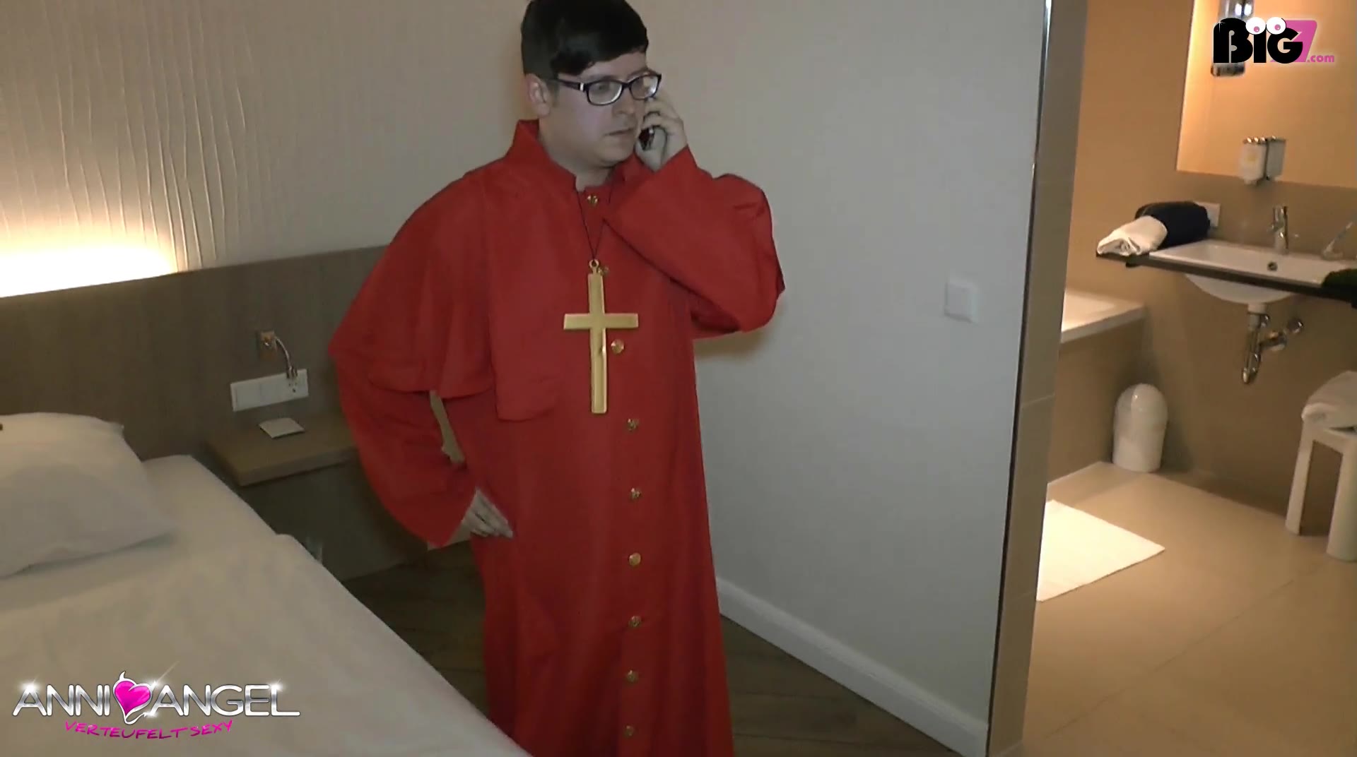 Ich kann einfach nicht das Amt der Nonne nelegen, wenn das bedeutet, das ich nie wieder Sex haben darf. Man stelle sich das mal vor, ein nimmersattes kleines Fötzchen wie meins soll dann einfach nicht mehr benutzt, gefickt und besamt werden? :( Nein ... so wird es nicht !! Ich umgarne den Kardinal mit meinen weiblichen Argumenten und sogar er fickt mich, als gäbe es kein morgen mehr ... Tja, das war es dann wohl mit dem Amt der braven Nonne - ab jetzt wird wieder gefickt !!