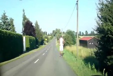 sooo geiles Wetter :) also habe ich mir letzten Sommer vorgenommen, den geilen Nachbarsjungen aufzureissen ;) Der Typ ist echt mega scharf und zufällig läuft er grad an der Straße lang ... Den schnapp ich mir :) 
Hat natürlich auch prima geklappt und der Fick auf dem Sportplatz war auch mega geil !! :)