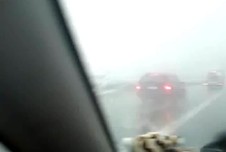 Wir waren grade auf dem Weg nach Hause, als es mega heftig anfing zu hageln ... alle Autos fuhren an den Seitenstreifen und wir nutzten unsere Chance, einen kleinen Blow-Job mitten auf der Autobahn zu filmen ;)