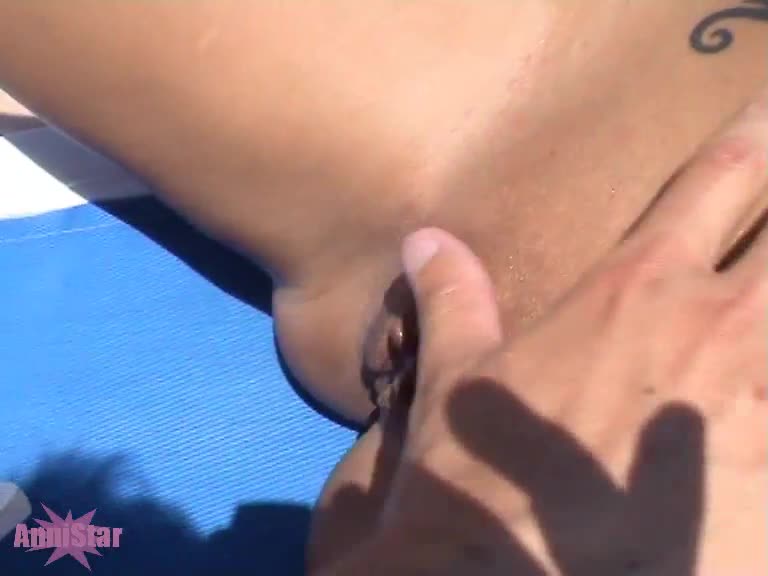 Pool Boy testet meine HEISSE Pussy 39 Grad im Schatten und auch der Pool hat satte 29 Grad Wassertemperatur ... Ich lasse mich von dem Pool Boy einölen und meine süße Muschi massieren ... Mann ist das heiss ... Da habe ich eine tolle Idee ;) Wollen wir doch mal sehen, wer hier heisser ist ;) Ich oder der Pool ;) Also holt der PoolBoy das Thermometer um zu messen, ob ich heisser bin oder ob ich vielleicht doch \