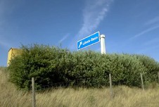 Endlich scheint die Sonne !! Also ab an den geilen Platz, den ich entdeckt habe, am Ufer der Trave, welche recht stark befahren ist, wo Angler angeln und Leute Fahrrad Touren machen !! :) Direkt an einem Aufgang zur Autobahn :) 
Ich steh drauf, beim ficken beobachtet zu werden und ich glaub, die Angler hatten auch nix dagegen ;)  
Natürlich musste er mir seinen dicken Schwanz auch noch voll in den Arsch schieben ... AUTSCH ^^ war ja klar ;) 
War ein mega geiles Erlebnis !! :)