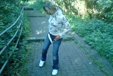 oh ich musste sooo dringend, als wir unterwegs im wald spazieren waren, also zog ich einfach meine hose runter und pisste einen riesen strahl mitten auf den wanderweg :)