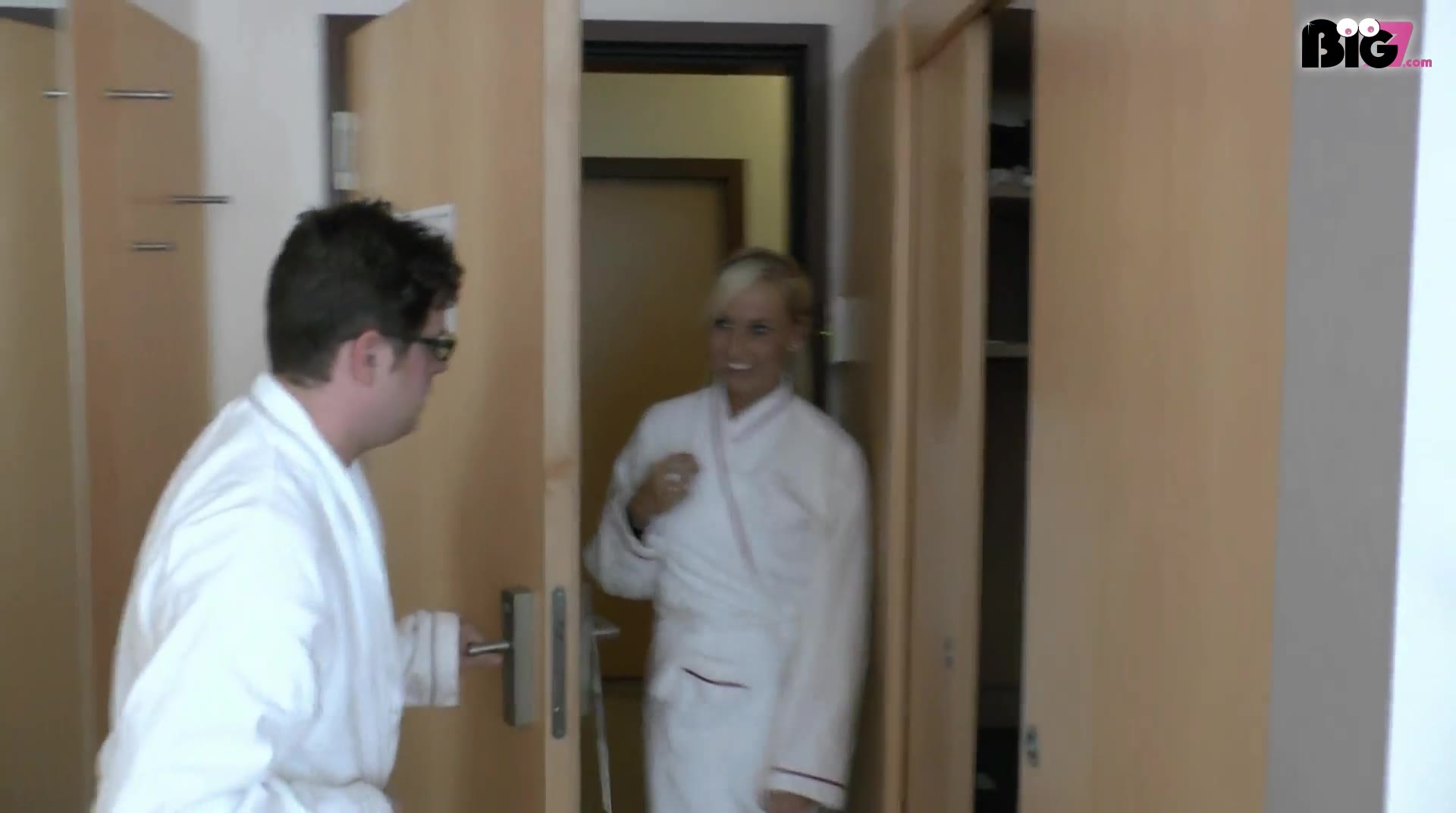 Natürlich bin ich eine nimmersatte kleine Drecksau ... aber SOWAS hab ich echt noch nie gemacht ... Meine beste Freundin und ihr Kerl waren mit mir im Hotel und ich wusste, das sie sich grade fertig machte und unter der Dusche stand. Weil ich aber tierisch Bock hatte und der Schwanz ja quasi nicht weit weg, ging ich einfach in heißem Catsuit rüber und klopfte ... als er öffnete, war er sehr verwundert über mein Verhalten und wies extra noch drauf hin, das meine beste Freundin grade nebenan duschen würde ... Zzzzh mir ziemlich egal, ich verführte ihn und wir trieben es heftig ... SO DREIST WAR ICH NOCH NIE !! Aber was nicht ist, kann ja noch werden ;)