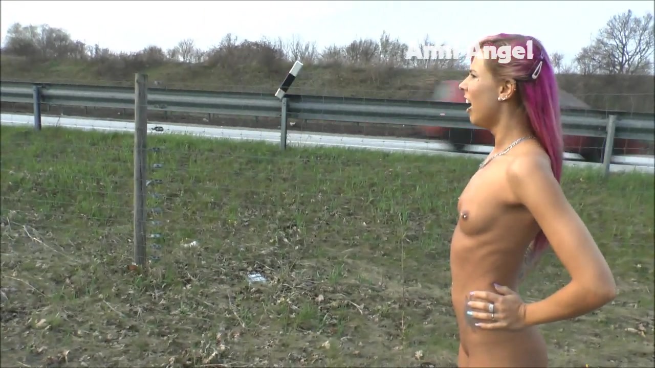 Strip an der Autobahn ... mit unerwartetem Besuch ... ich wollte mich mal ein wenig für die LKW Fahrer nackt machen und zog schön blank direkt an der stark befahrenen Autobahn ... ein paar LKW-Fahrer hupten und grüßten sogar :) Eigentlich sollte das Video viel länger gehen, doch auf einmal fuhr ein Transporter rückwärts auf dem Seitenstreifen und ich dachte schon : Scheiße !! Streckenkontrolle !! Aber es waren nur ein paar nette Bauarbeiter, die durch mein Eva-Kostüm wie magisch angezogen wurden ^^ xD