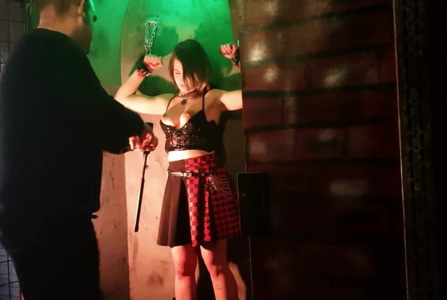 Emily ist im Stehkäfig Geparkt von Dom-Paar pic4