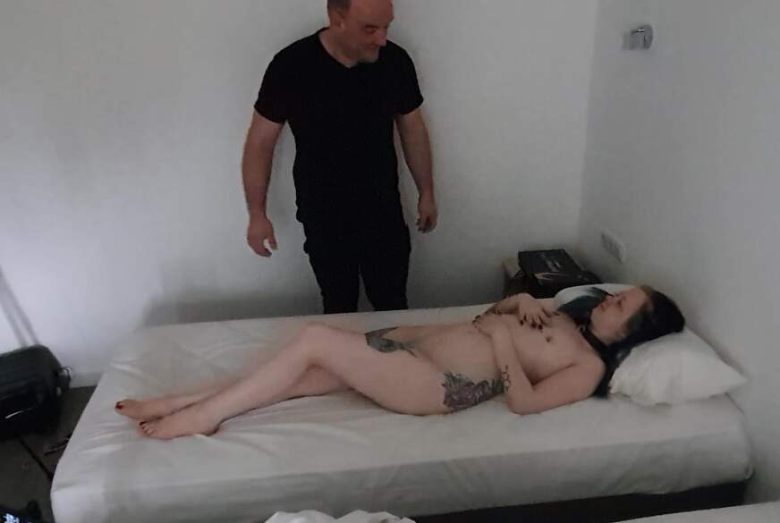 Sklavin mit Violett Wand gegrillt von Dom-Paar pic2