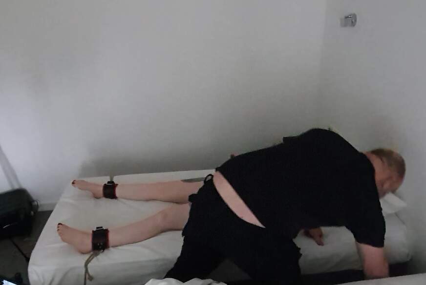 Sklavin mit Violett Wand gegrillt von Dom-Paar pic3