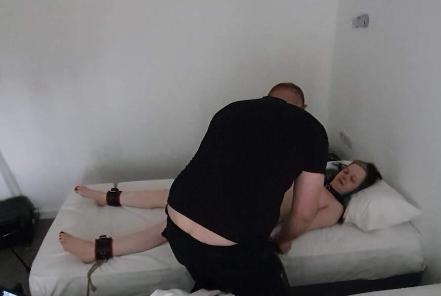 Sklavin mit Violett Wand gegrillt von Dom-Paar pic4