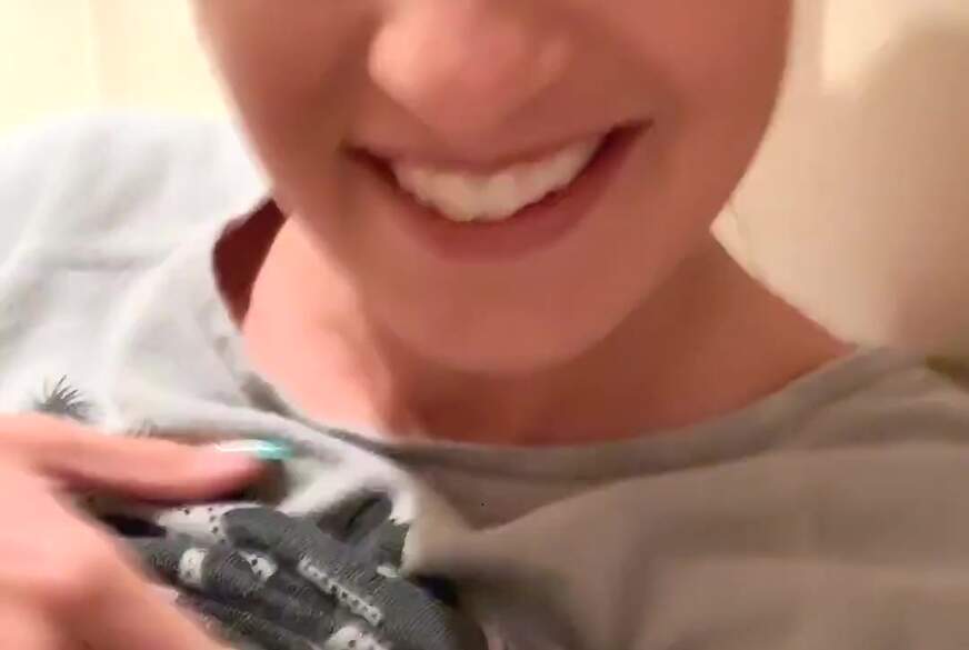 Leonie-pur: OMG wie geil!! Im Restaurant zum Orgasmus g*******t