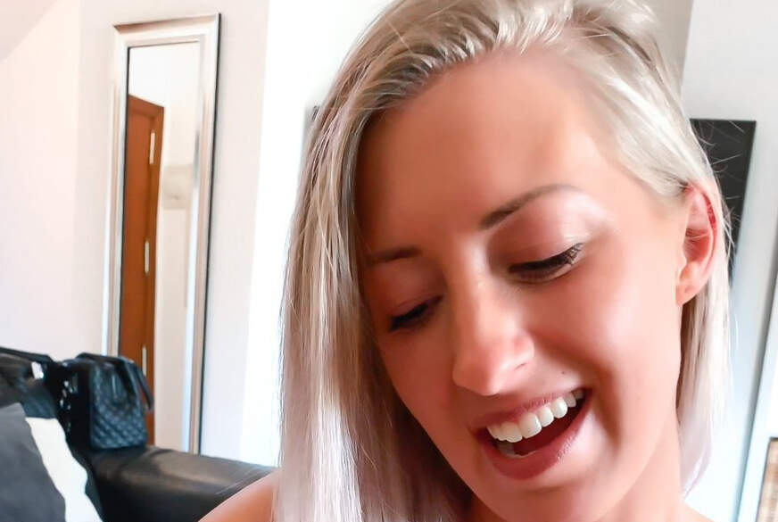 Leonie-pur: Haha! Freundin am Handy abg*****t und ihm dafür den S*****z massiert